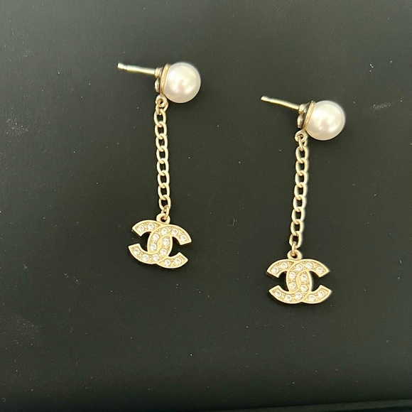 CHANEL CC Logo Dangling Gold Earrings w/Pearl & Crystals Fall 2020 - Picture 2 of 6